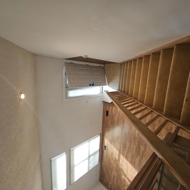 Building Photo - 1368 N Knollwood Dr