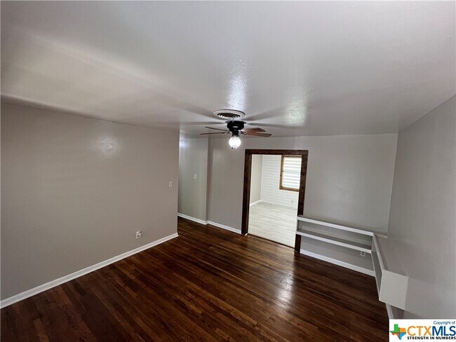 Building Photo - 208 Easy St