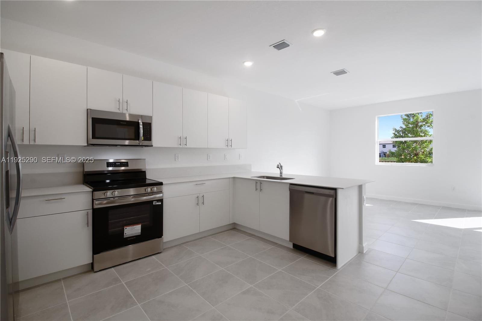 Building Photo - 2747 SE 25th Ave