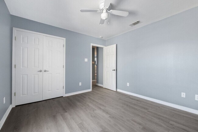 Building Photo - Carriage Place Square