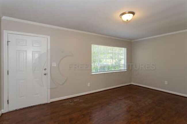 Building Photo - Flexible 3BR/2BA or 2BR + Den Home