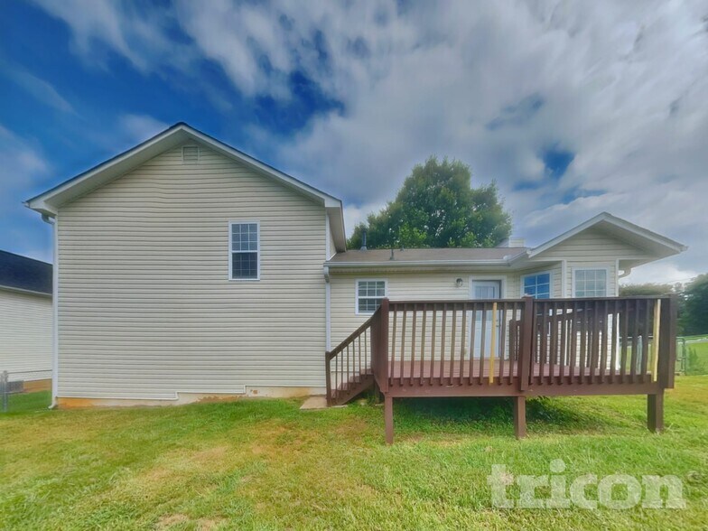 Building Photo - 412 Remington Ct