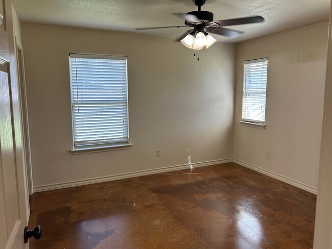 Building Photo - Cozy 2 Bed 2 Bath Home