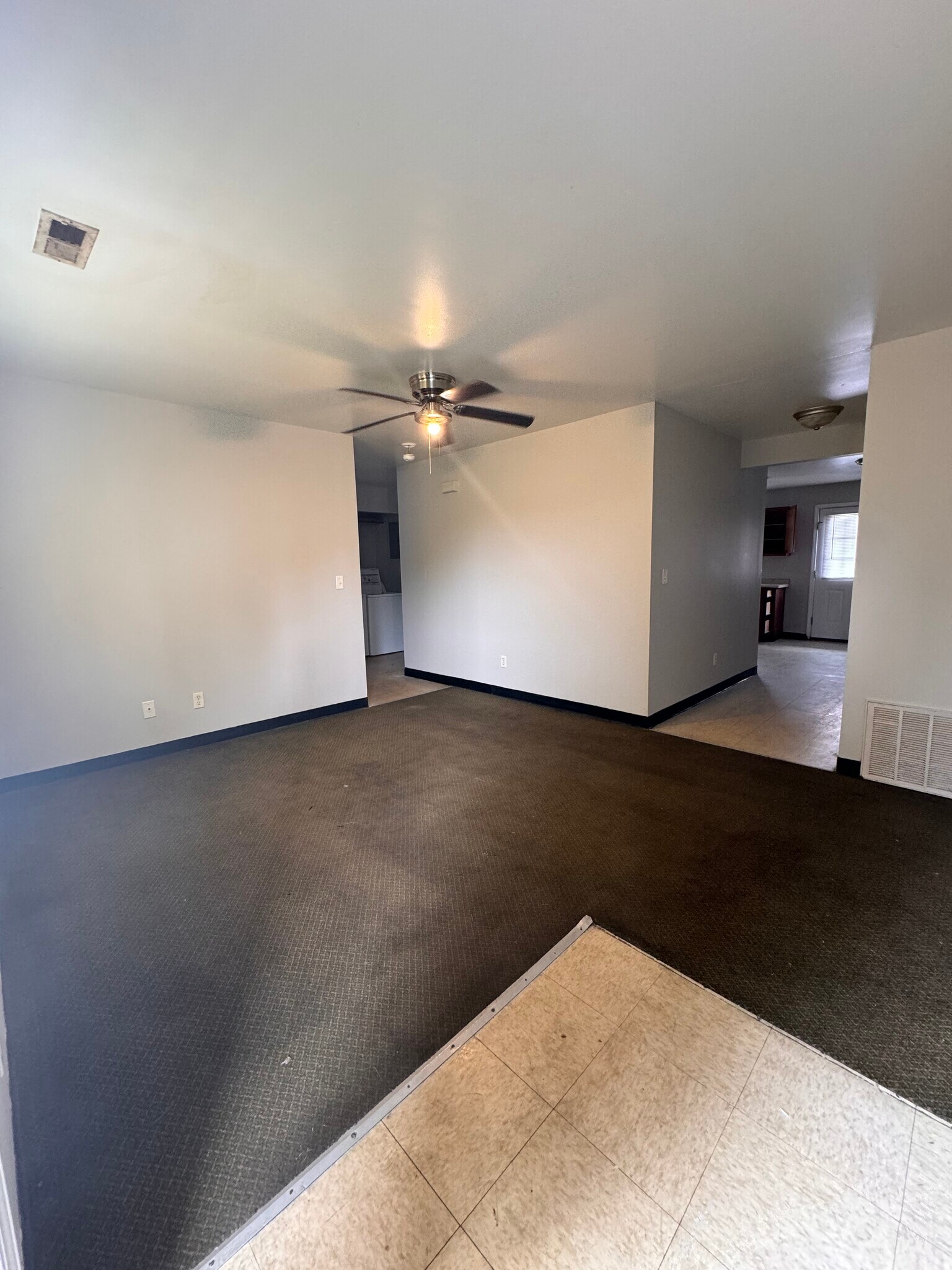 Building Photo - 405 S Graham Ave