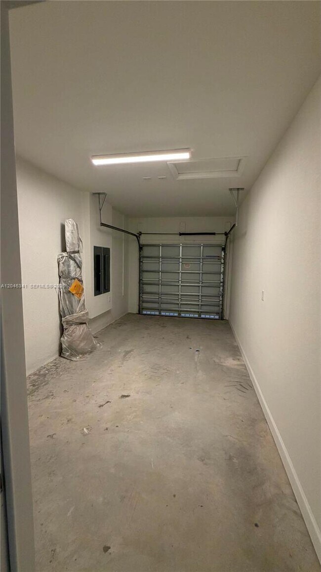 Building Photo - 2475 SE 29th Dr