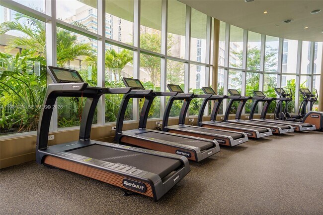 Building Photo - 700 NE 24th St