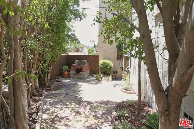 Building Photo - 2256 Silver Ridge Ave