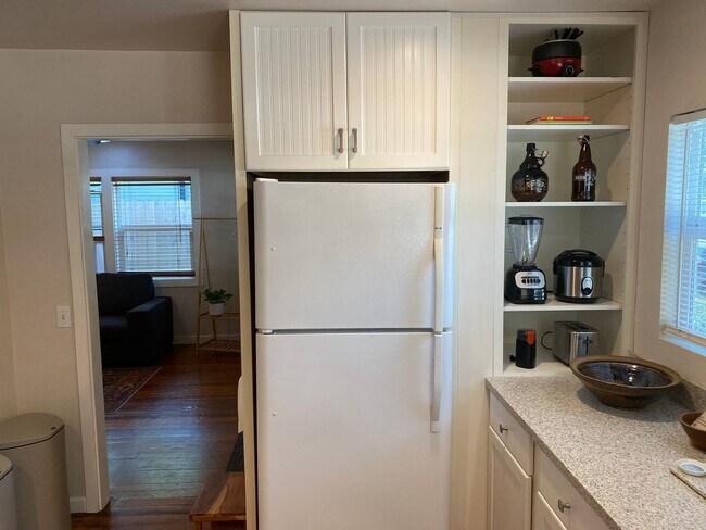 Building Photo - Available May 1st!  Bright Charmer in downtown Chico