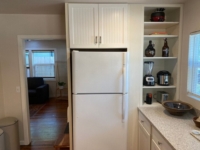 Building Photo - Available Now!  Bright Charmer in downtown Chico