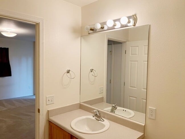 Building Photo - East Anchorage Townhouse with Yard, Garage, and W/D In unit! Close to JBER!