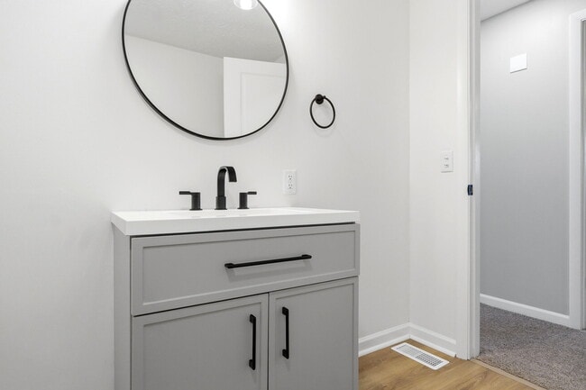 Building Photo - 3735 Richlawn Rd