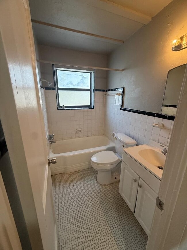 Building Photo - 1 Bed 1 Bath Duplex For Lease Now!