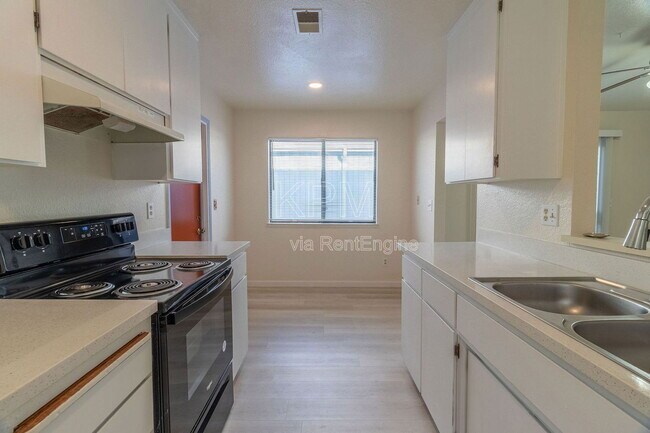 Building Photo - 6072 Carolina Cir