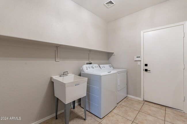 Building Photo - 1245 E San Carlos Way