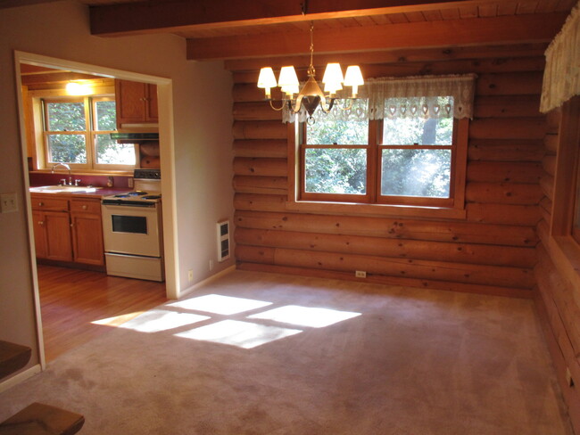 Building Photo - Beautiful 3 bedroom Log Home on large lot ...