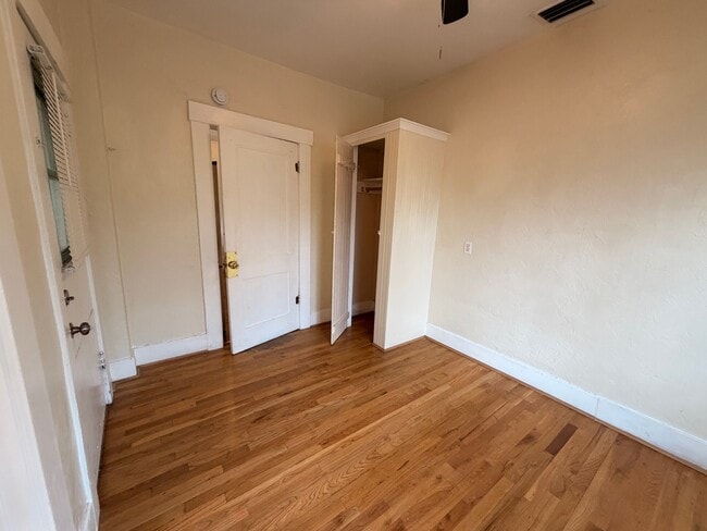 Building Photo - 1030 E 7th St