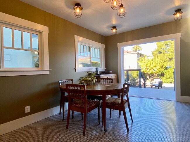 Building Photo - Updated Bungalow located in Downtown Redwood City & 15 miles from SF International Airport