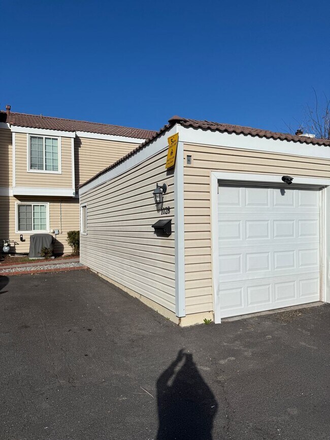 Building Photo - 1028 Bradley Square