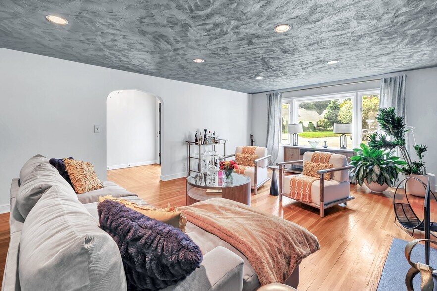 Building Photo - 26 Pearsall Pl