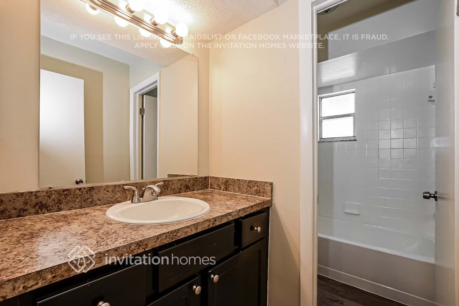 Building Photo - 984 Oak Dr