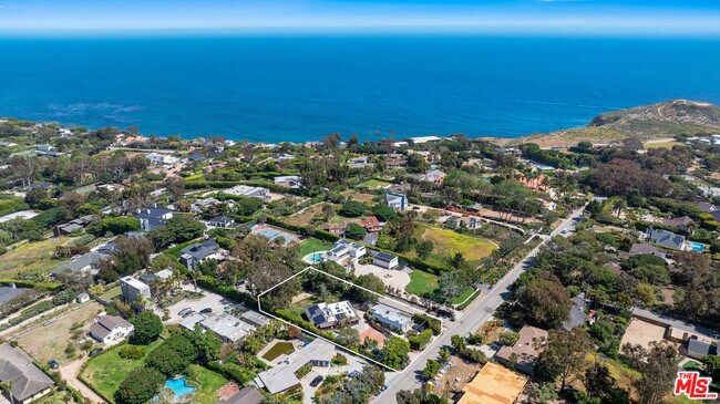 Building Photo - 7038 Dume Dr