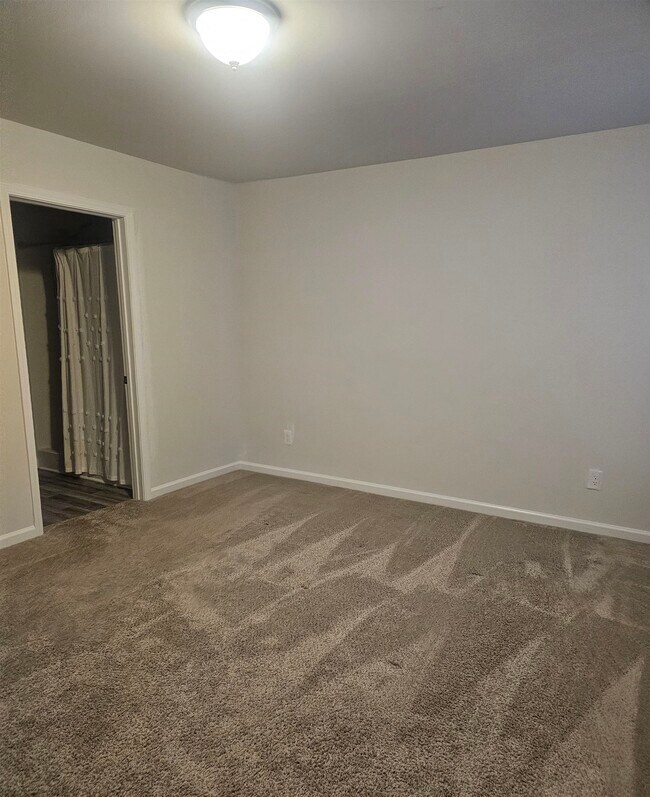 Building Photo - 303 Golan Cir