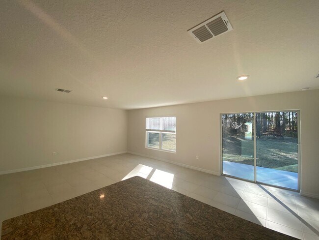 Building Photo - Desirable Lake Diamond Subdivision 3/2/2 **Won't Last**