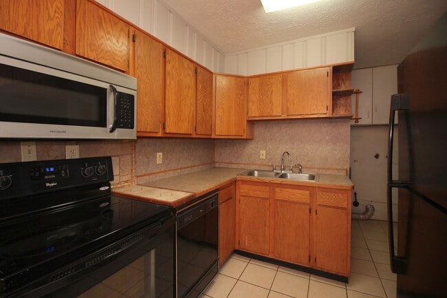 Building Photo - Adorable 3-brm brick ranch with lots of na...