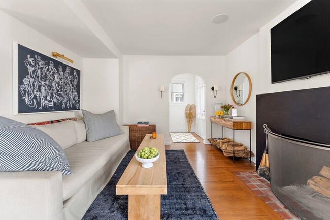 Building Photo - Fully Furnished Luxury Home – Just 3 Block...