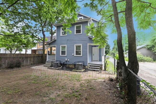 Building Photo - 1768 Kent St