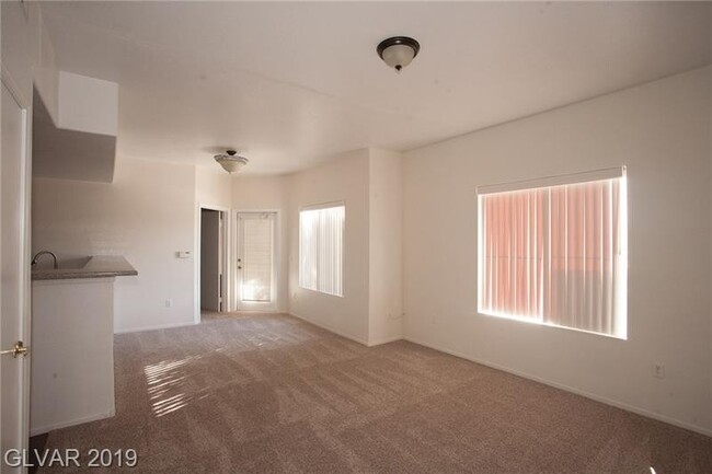 Primary Photo - Unfurnished 2 Bd / 2 Ba Condo in a Beautif...