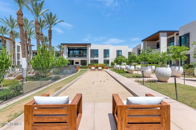 Building Photo - 6587 N Palmeraie Blvd