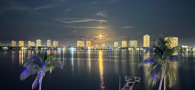 Building Photo - 3040 Lake Shore Dr