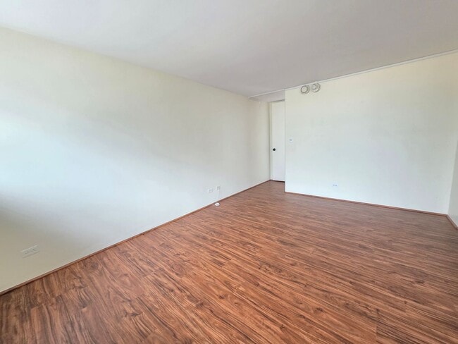 Building Photo - AVAILABLE NOW! Spacious and bright 2 bed, 2 bath, 1 parking unit on Ward Ave