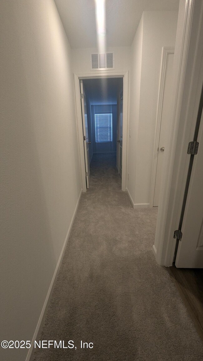 Building Photo - 559 Holly Lks Dr