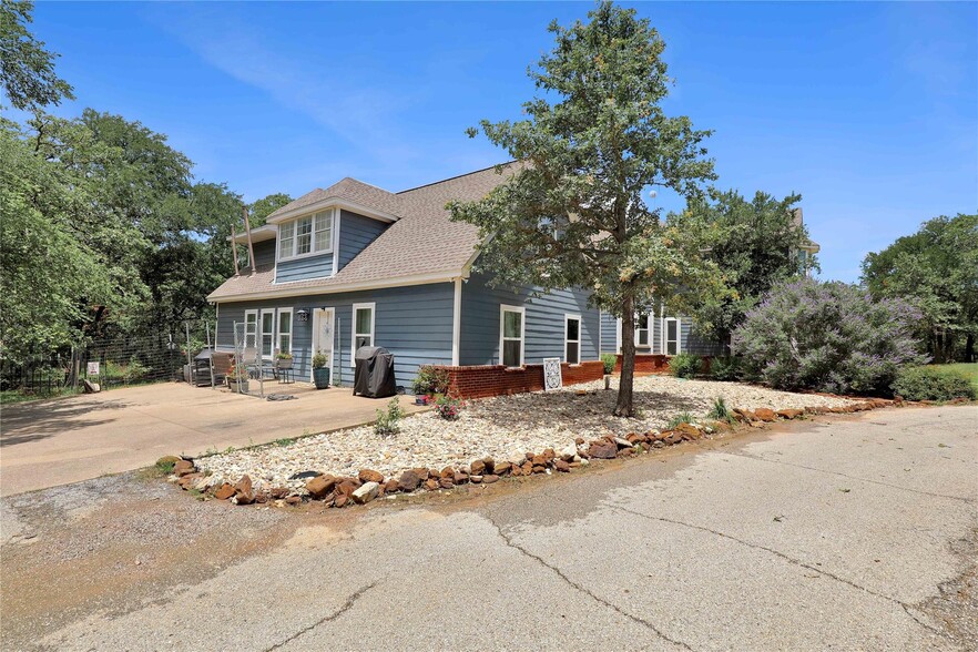 Here is apartment. Main house (not included) is on other side. - 1751 Spring Mountain Road