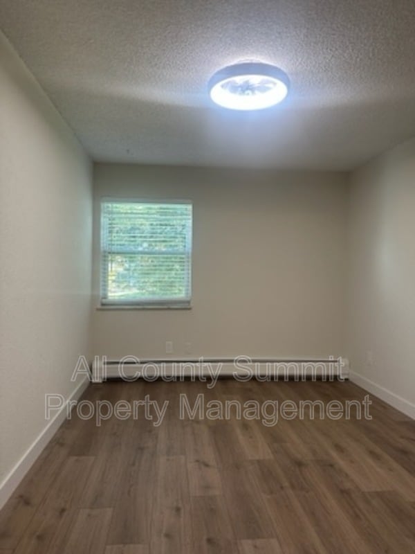 Building Photo - 1400 Golden Cir