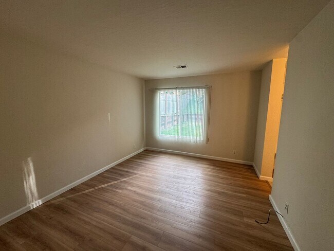 Building Photo - Spacious Hercules Home Near Parks & Schools with Large Backyard