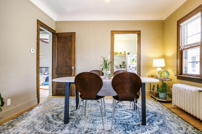 Building Photo - 2 bedroom 1 bath Upper level - VIDEO TOUR