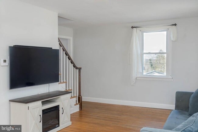 Building Photo - 209 Elm Ave