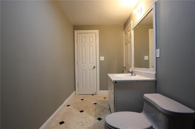 Building Photo - 818 Springlake Rd