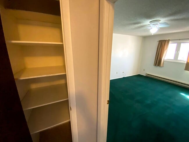 Building Photo - 3 Bedroom, 1.5 Bathroom Townhouse Next to High School and Middle School