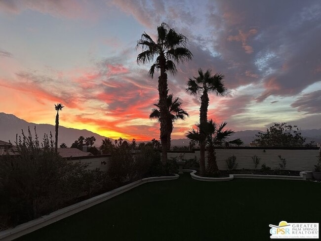 Building Photo - 9939 Vía Real