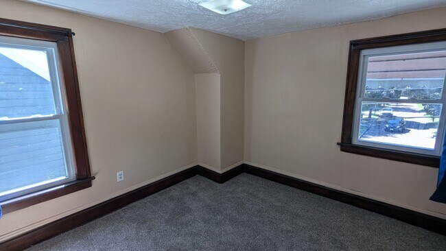 Building Photo - Spacious 4-bedroom, 1.5-bath home in Akron
