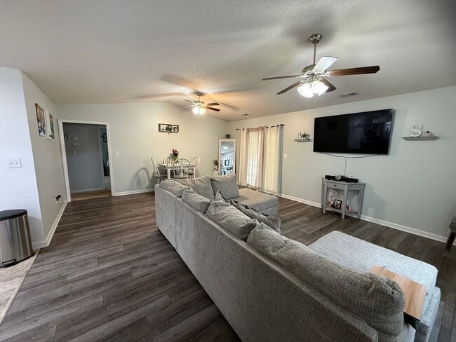 Building Photo - Charming 3 bedroom, 2 bath house