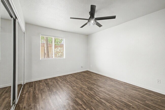 Building Photo - 2121 W Royal Palm Rd