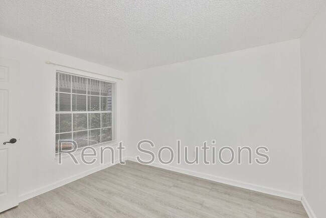 Building Photo - 2500 Winding Creek Blvd