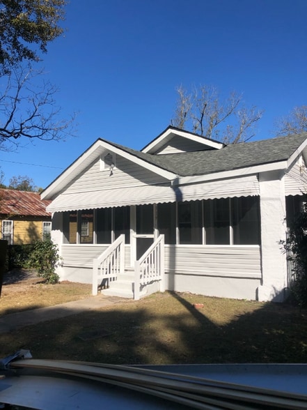 Building Photo - 319 Railroad St