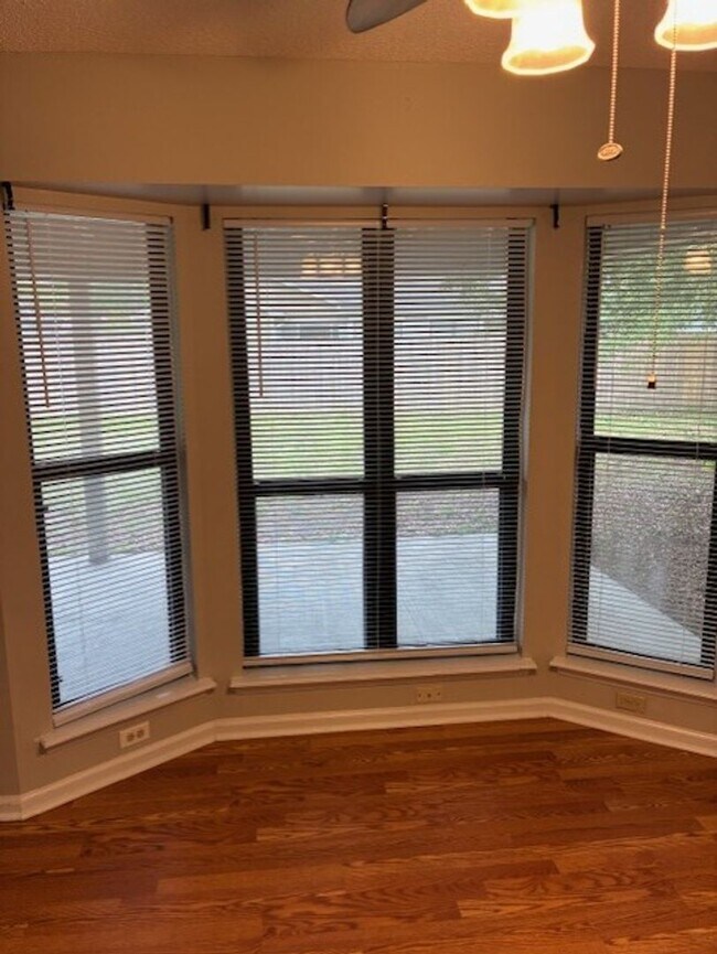 Building Photo - 114 N Woodvalley Dr