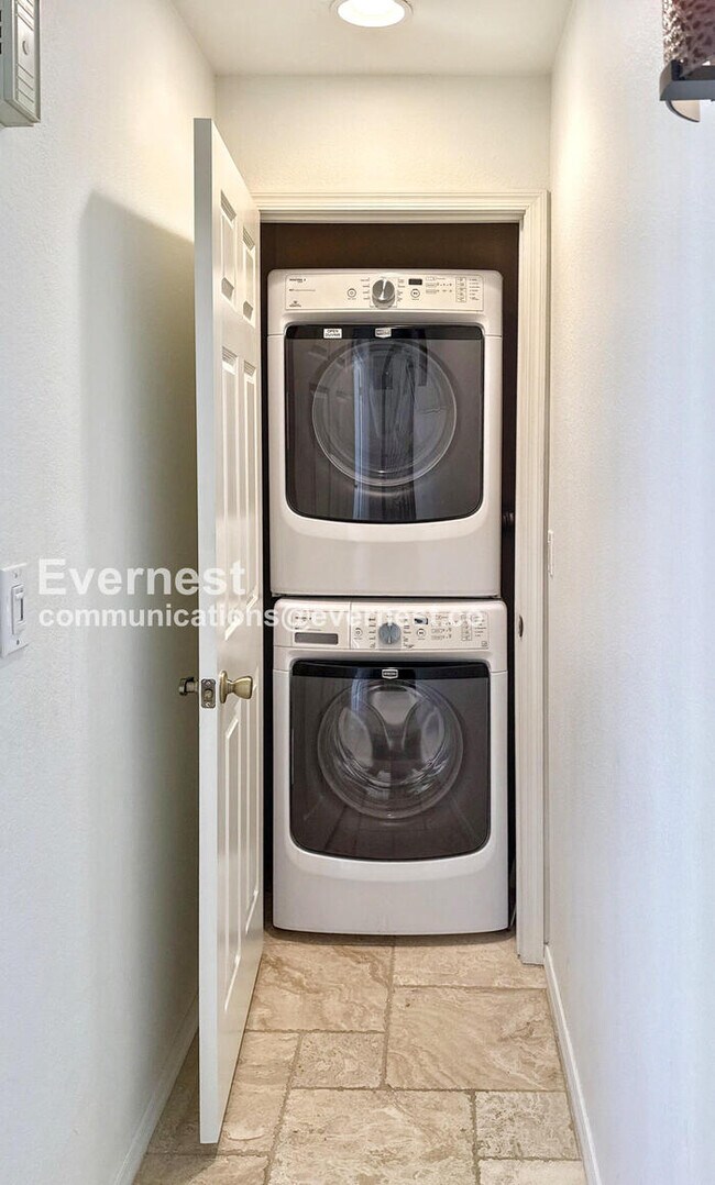 Building Photo - 9708 E Vía Linda